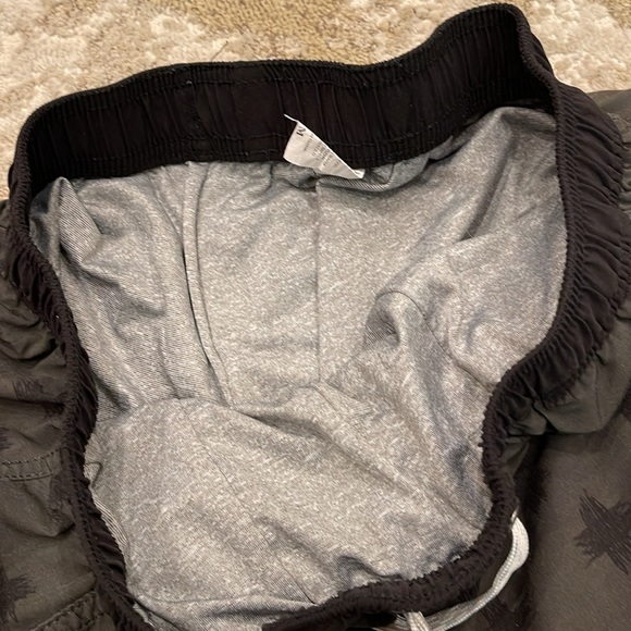 Vuori
Men's Kore Print Yoga Shorts size medium - Picture 7 of 9